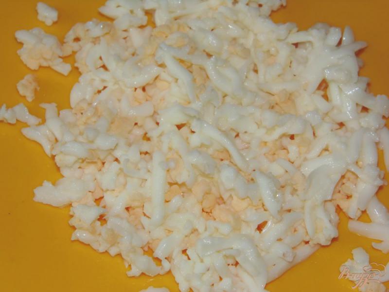 Фото приготовление рецепта: Салат из свеклы с яйцом и твердым сыром шаг №3