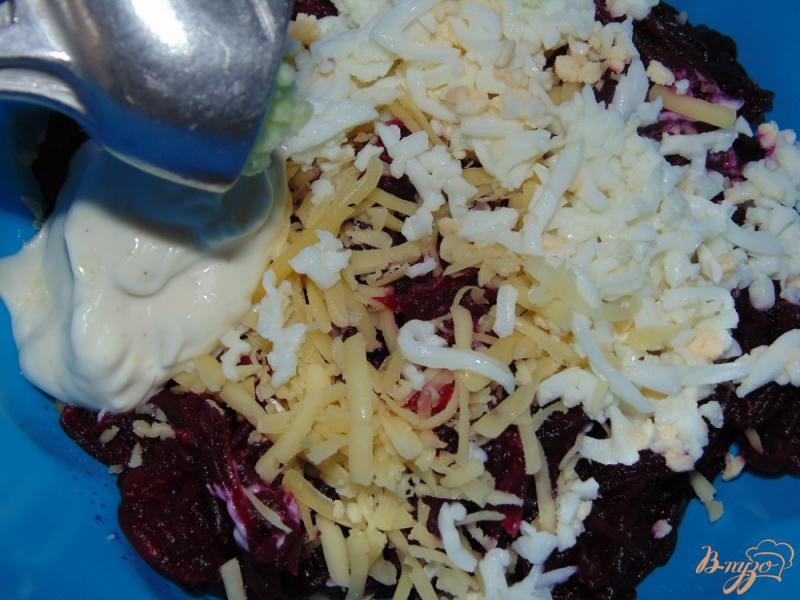 Фото приготовление рецепта: Салат из свеклы с яйцом и твердым сыром шаг №4