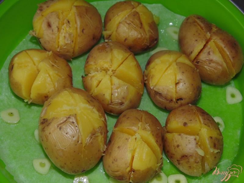 Фото приготовление рецепта: Картофель в мундире запеченный с сухими травами шаг №3