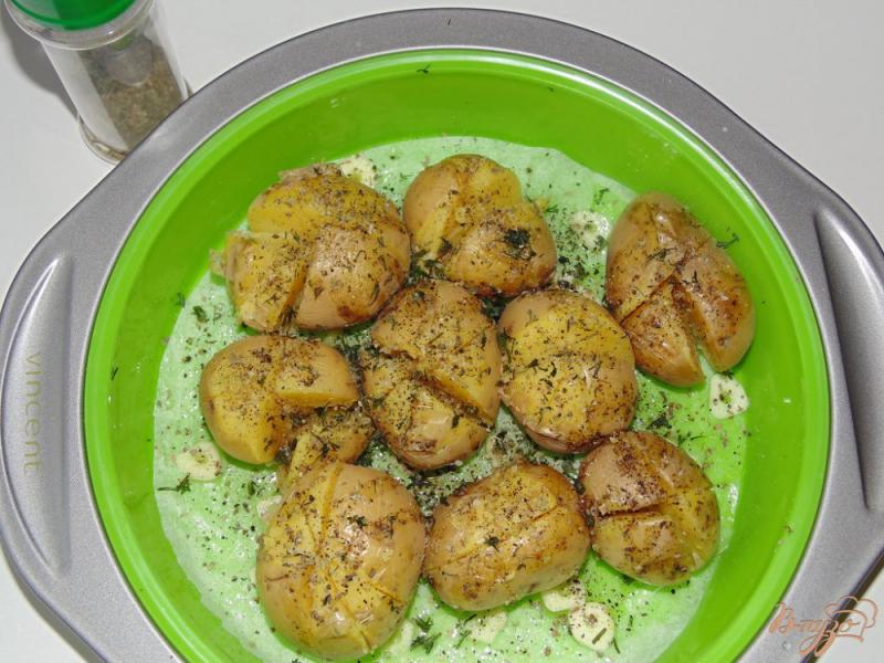 Фото приготовление рецепта: Картофель в мундире запеченный с сухими травами шаг №4