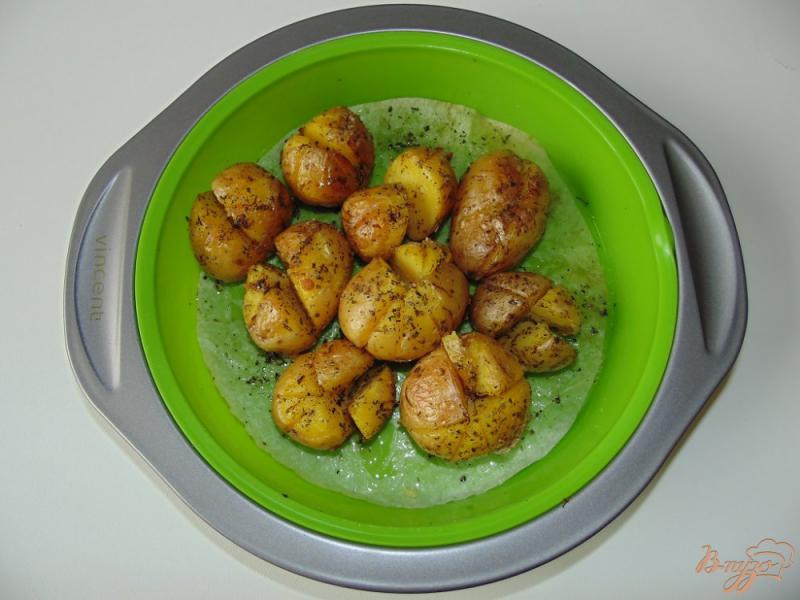 Фото приготовление рецепта: Картофель в мундире запеченный с сухими травами шаг №5