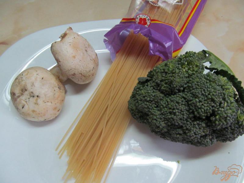 Фото приготовление рецепта: Спагетти с шампиньоном и брокколи шаг №1