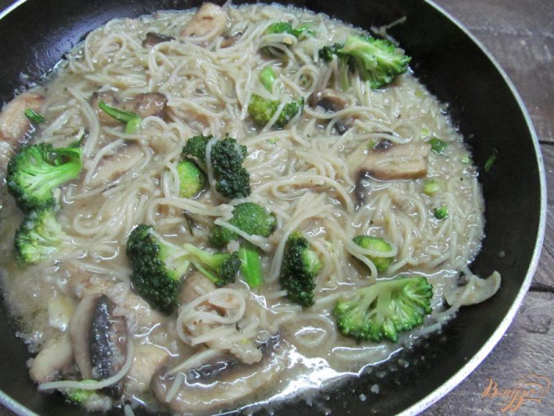 Фото приготовление рецепта: Спагетти с шампиньоном и брокколи шаг №3