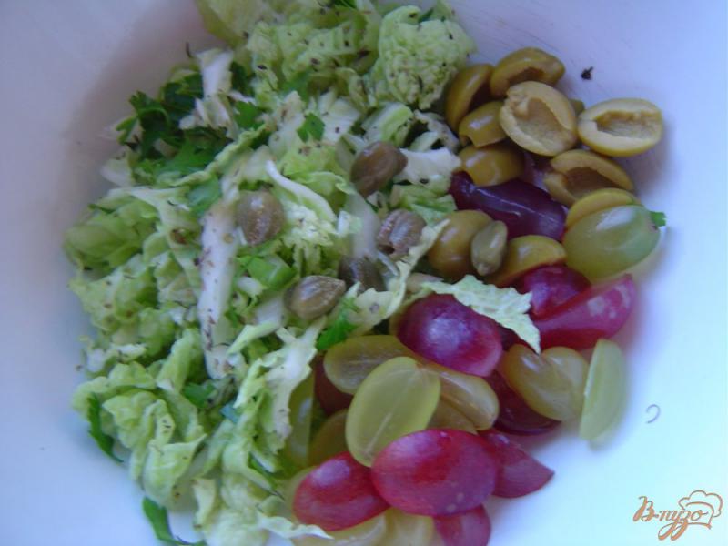 Фото приготовление рецепта: Салат из пекинской капусты с виноградом, маслинами и каперсами шаг №4