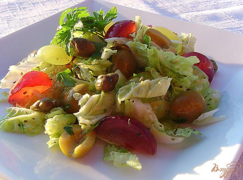 Фото приготовление рецепта: Салат из пекинской капусты с виноградом, маслинами и каперсами шаг №5