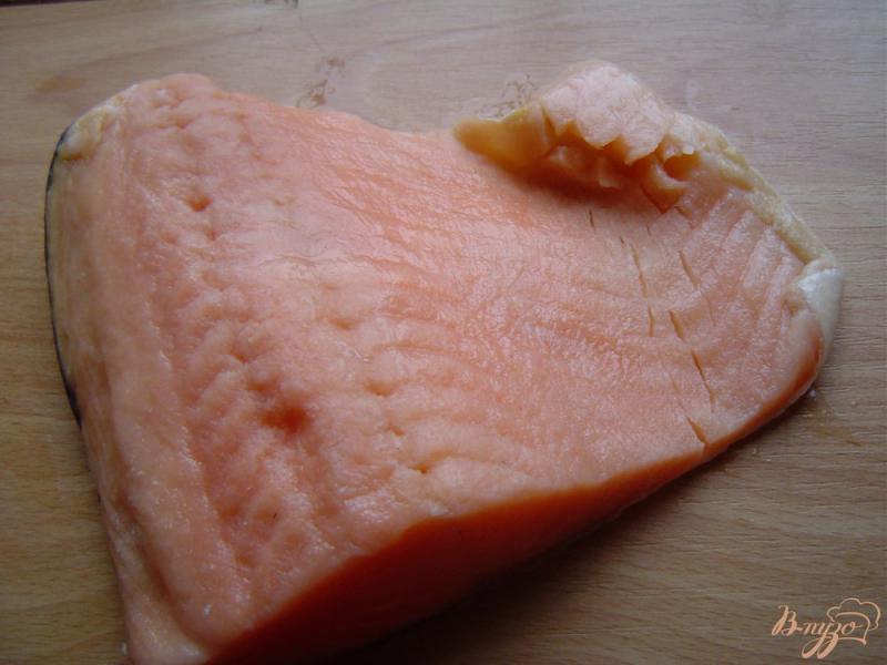 Фото приготовление рецепта: Бутерброды с красной рыбой,красной икрой и огурцом шаг №4