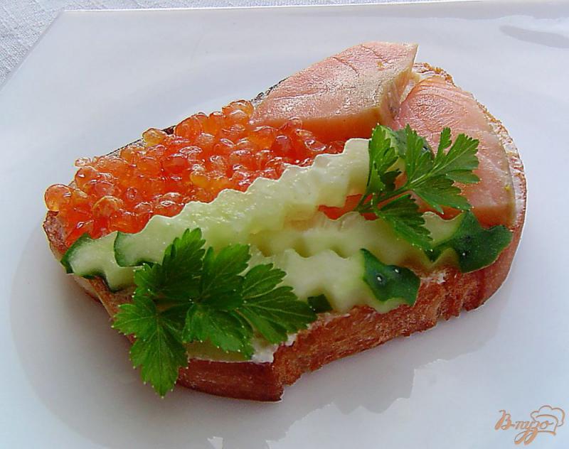 Фото приготовление рецепта: Бутерброды с красной рыбой,красной икрой и огурцом шаг №5