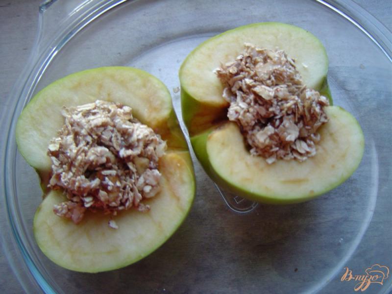 Фото приготовление рецепта: Яблоки, запеченные с овсяными хлопьями и орехами шаг №5