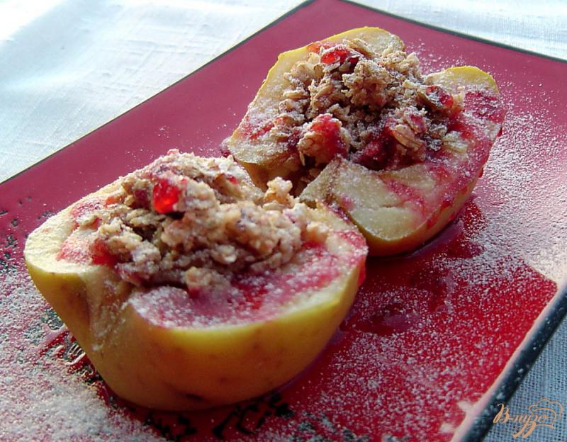 Фото приготовление рецепта: Яблоки, запеченные с овсяными хлопьями и орехами шаг №6