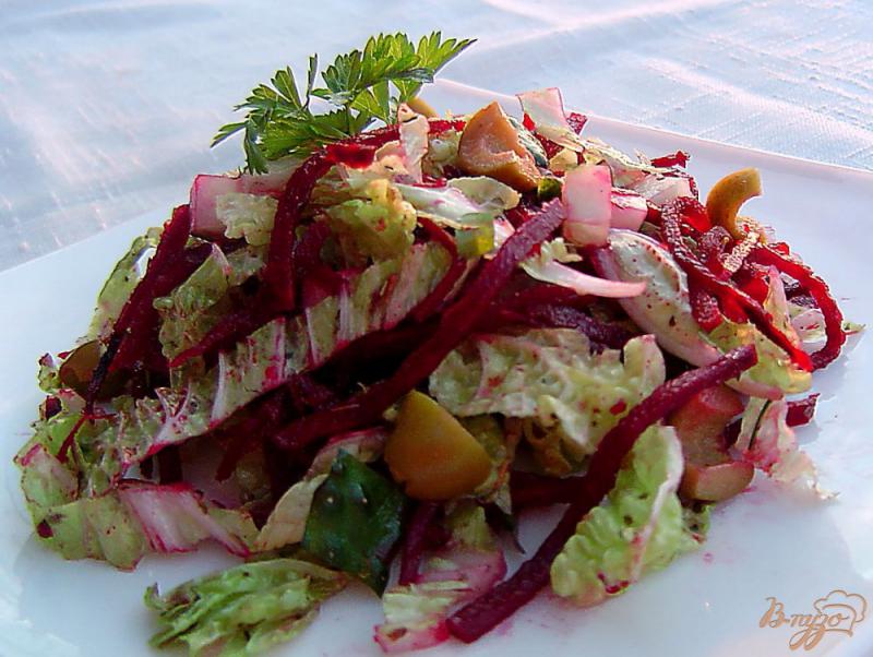 Фото приготовление рецепта: Салат из свеклы по-корейски, пекинской капусты, огкрцов и оливок шаг №4