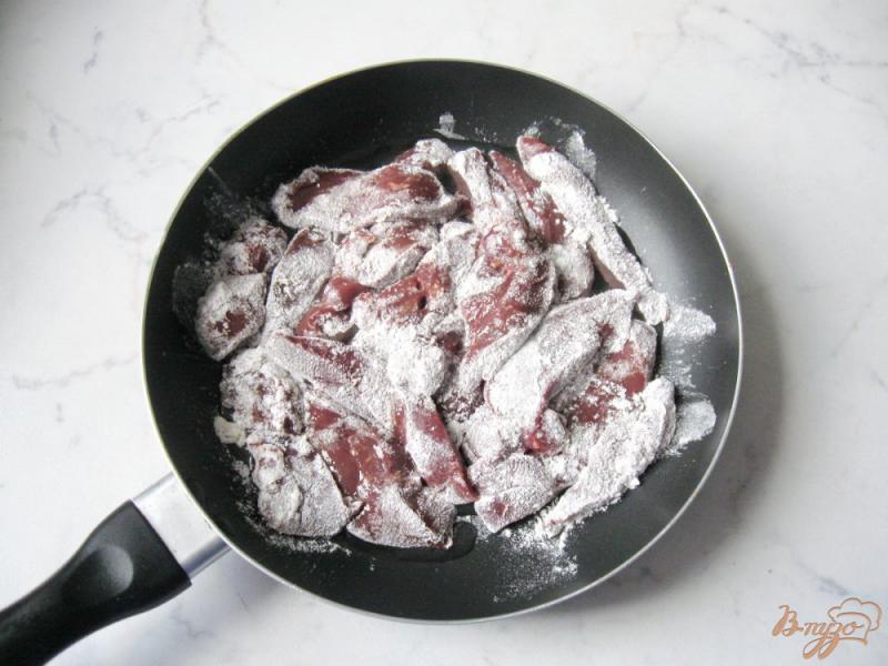 Фото приготовление рецепта: Свиная печень в томатно-сметанном соусе шаг №1