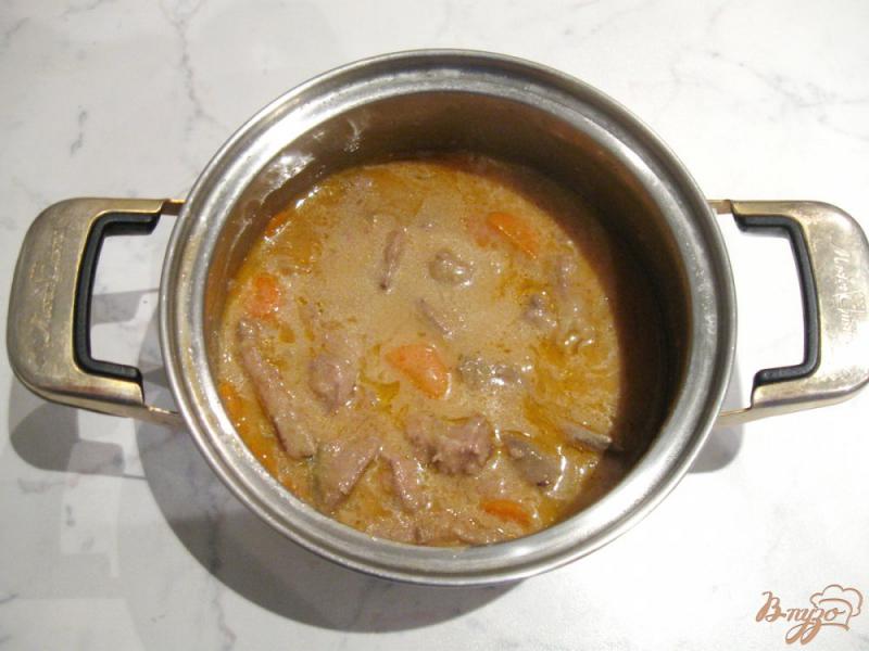 Фото приготовление рецепта: Свиная печень в томатно-сметанном соусе шаг №6