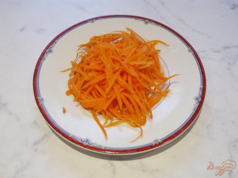 Фото приготовление рецепта: Салат из редьки с морковью и огурцом. шаг №2