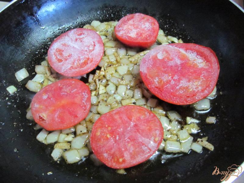 Фото приготовление рецепта: Яичница с томатом и фасолью шаг №3