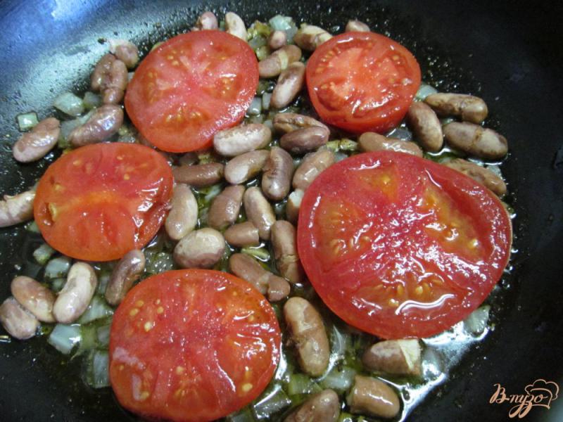 Фото приготовление рецепта: Яичница с томатом и фасолью шаг №4