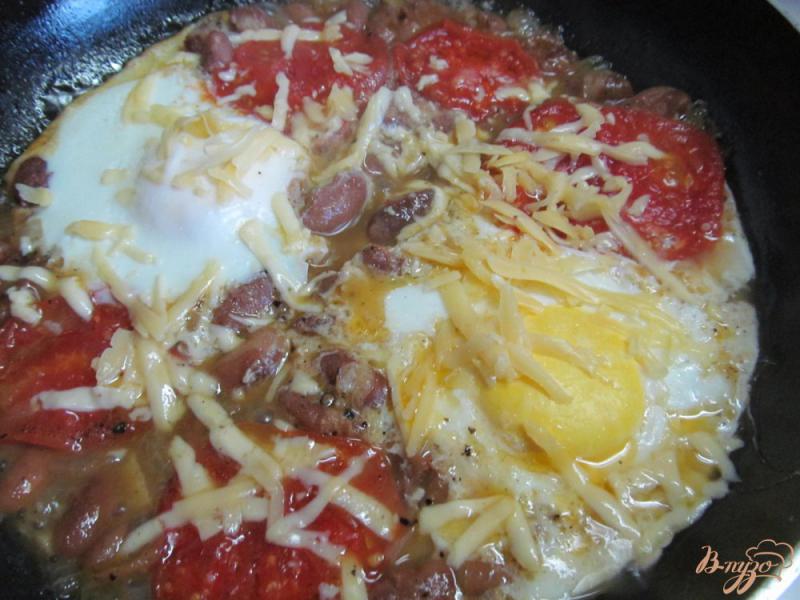 Фото приготовление рецепта: Яичница с томатом и фасолью шаг №7