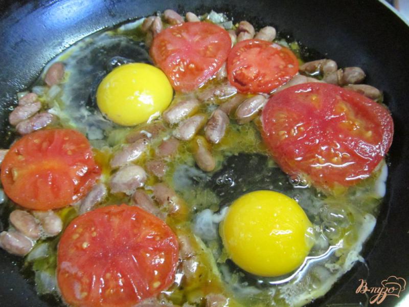 Фото приготовление рецепта: Яичница с томатом и фасолью шаг №6
