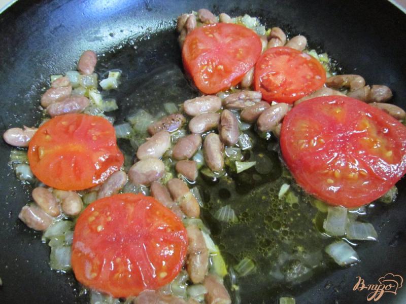 Фото приготовление рецепта: Яичница с томатом и фасолью шаг №5