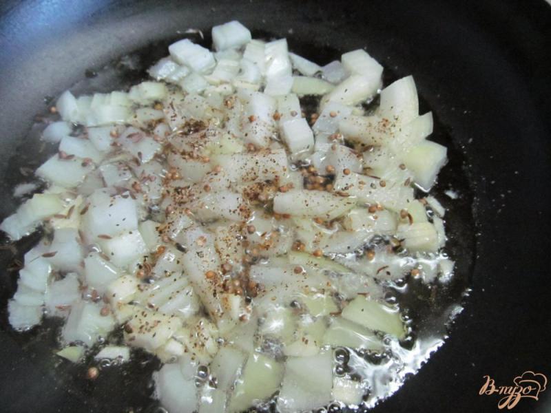 Фото приготовление рецепта: Куриное филе с картофелем и горошком шаг №1