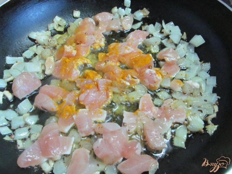 Фото приготовление рецепта: Куриное филе с картофелем и горошком шаг №4
