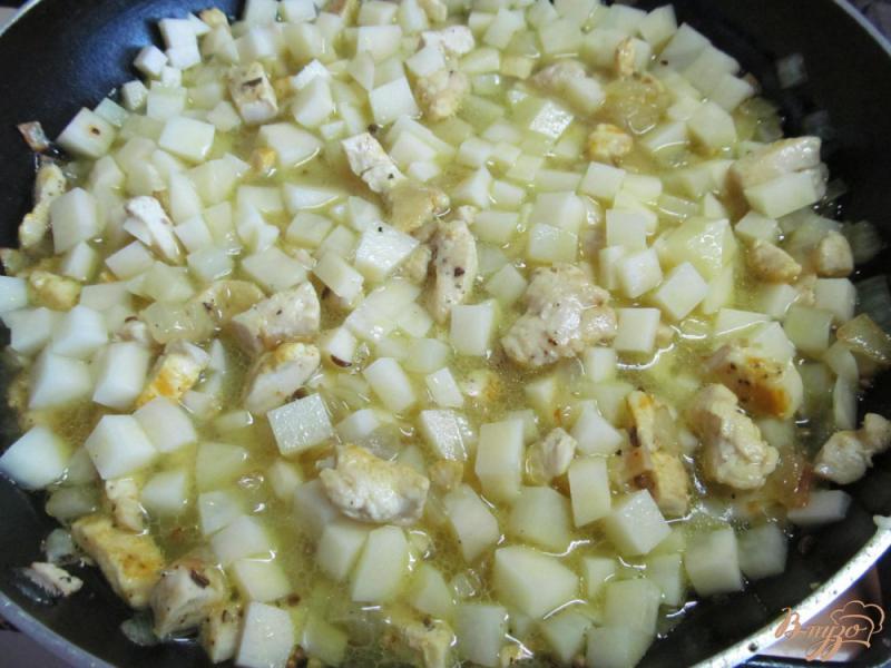 Фото приготовление рецепта: Куриное филе с картофелем и горошком шаг №5