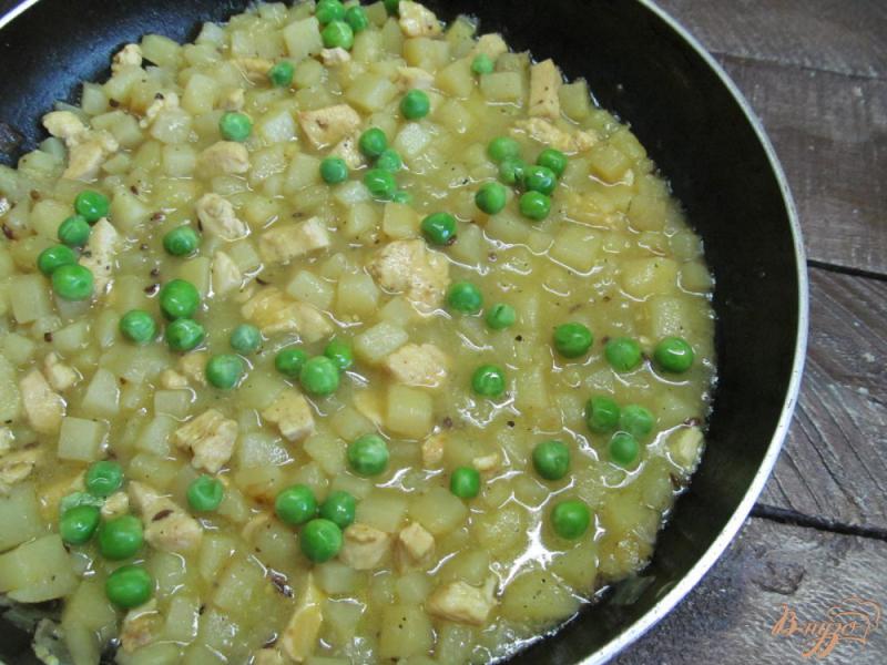 Фото приготовление рецепта: Куриное филе с картофелем и горошком шаг №6