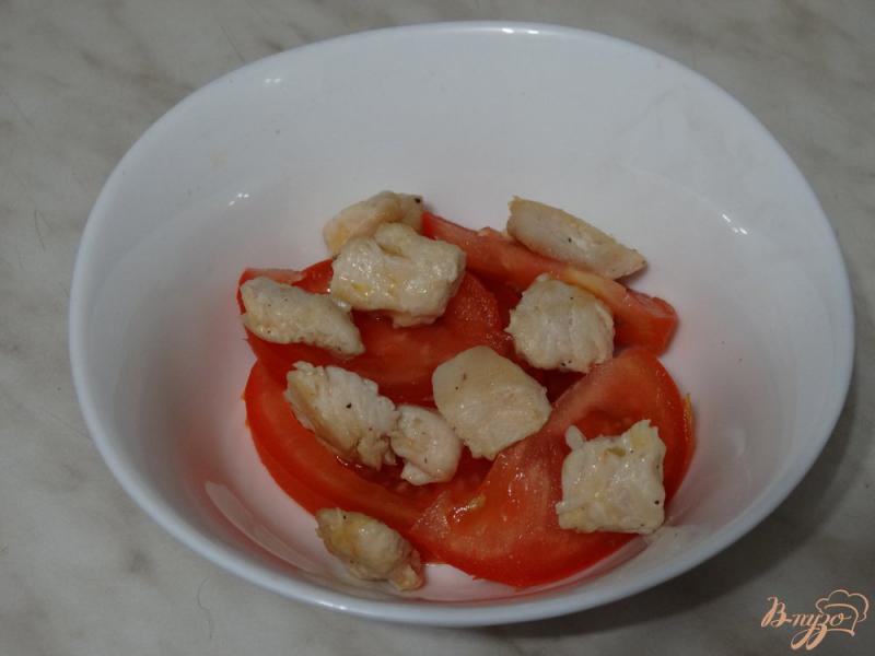 Фото приготовление рецепта: Салат с авокадо и курицей шаг №2