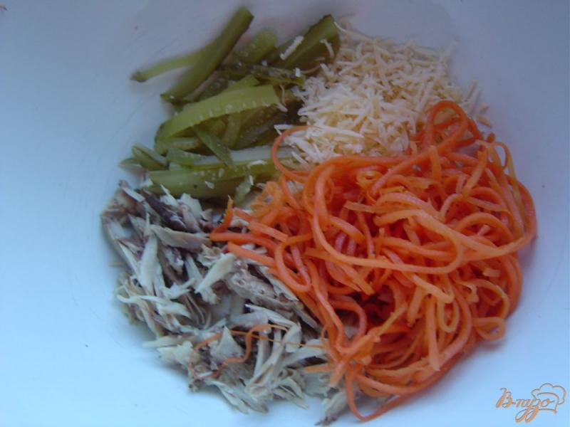 Фото приготовление рецепта: Салат из корейской моркови, курятины, сыра и маринованных огурцов шаг №4