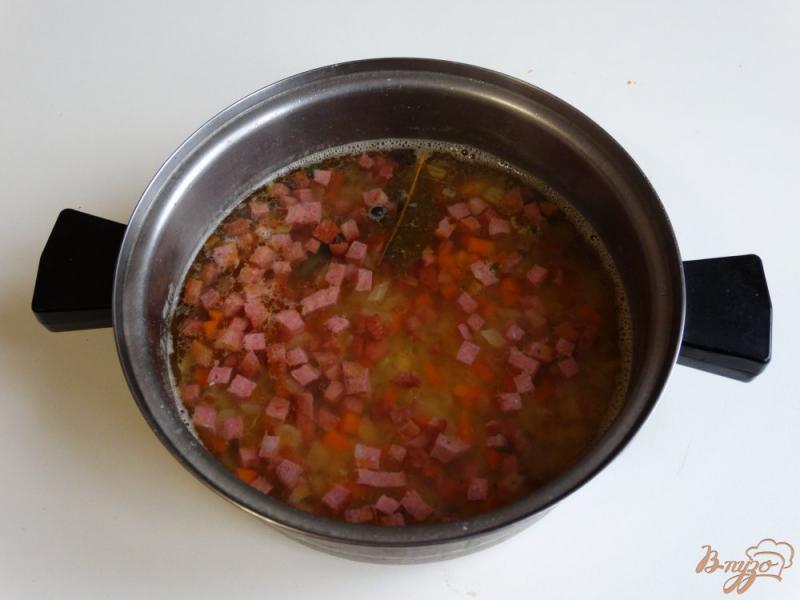 Фото приготовление рецепта: Суп из бобовой смеси с колбасой шаг №7