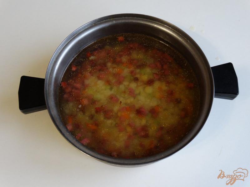 Фото приготовление рецепта: Суп из бобовой смеси с колбасой шаг №6
