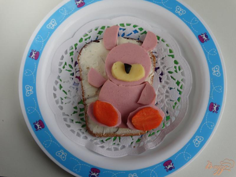 Фото приготовление рецепта: Бутерброд в детском оформлении «Зайка» шаг №3