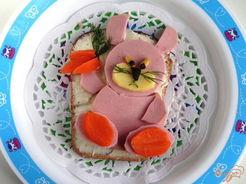 Фото приготовление рецепта: Бутерброд в детском оформлении «Зайка» шаг №5