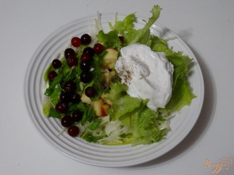 Фото приготовление рецепта: Капустный салат с яблоком и клюквой шаг №4