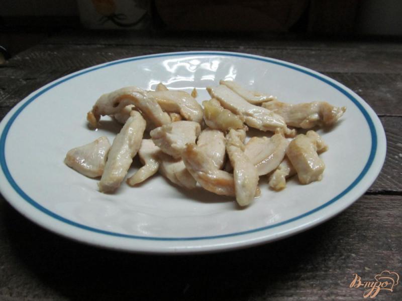 Фото приготовление рецепта: Салат из Мяса курицы перепелиных яиц и каперсов шаг №2