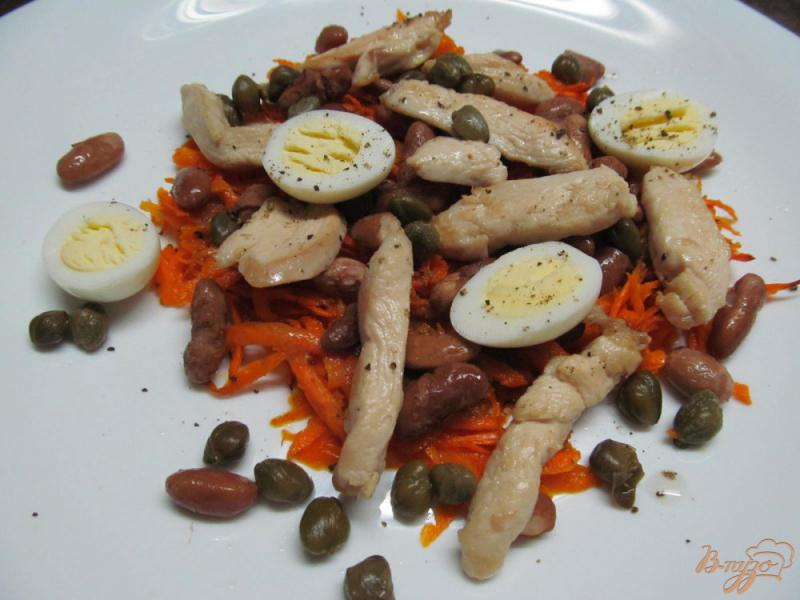Фото приготовление рецепта: Салат из Мяса курицы перепелиных яиц и каперсов шаг №8