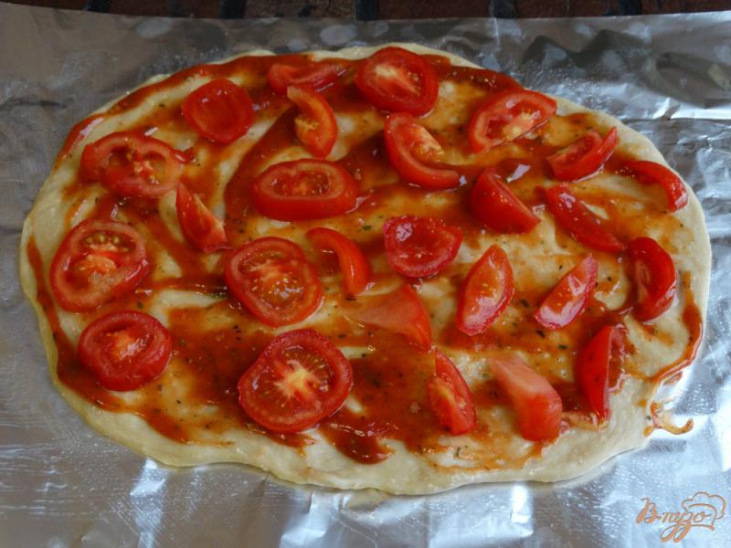 Фото приготовление рецепта: Пицца с двумя видами колбасы шаг №5