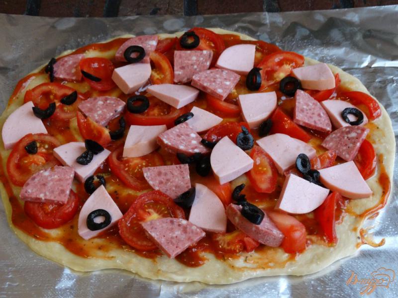 Фото приготовление рецепта: Пицца с двумя видами колбасы шаг №7