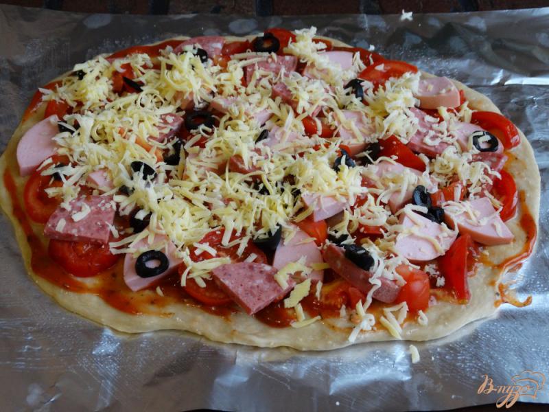 Фото приготовление рецепта: Пицца с двумя видами колбасы шаг №8