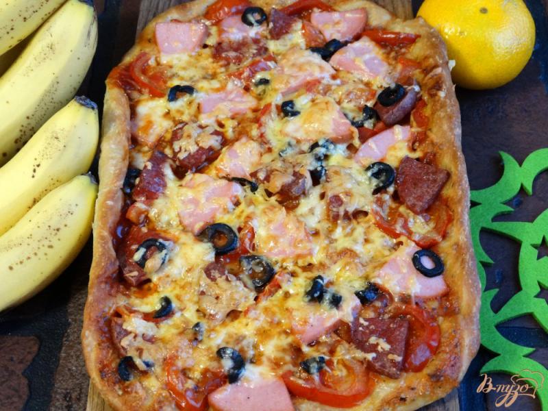 Фото приготовление рецепта: Пицца с двумя видами колбасы шаг №9