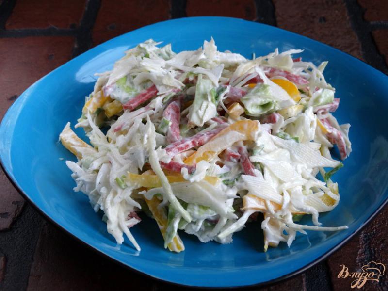 Фото приготовление рецепта: Салат с капустой и колбасой шаг №6