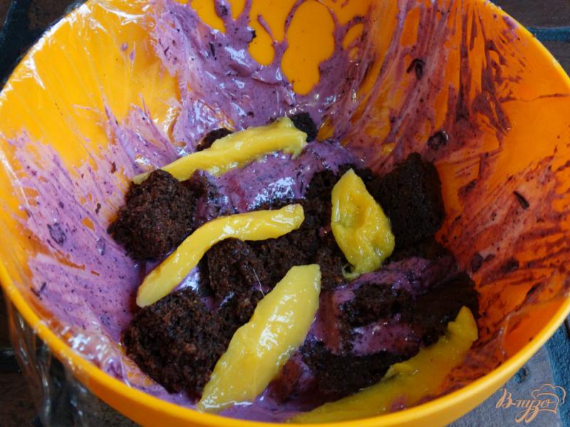 Фото приготовление рецепта: Чернично-манговый торт «Пончо» шаг №11
