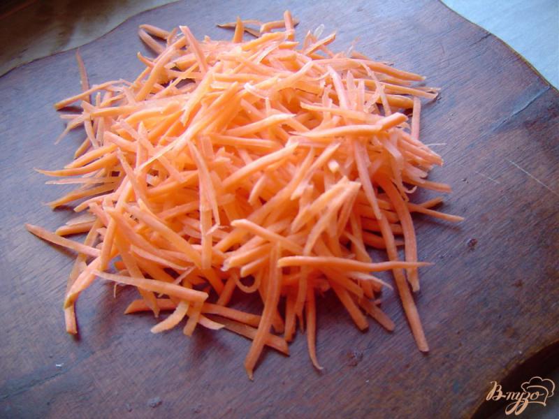 Фото приготовление рецепта: Салат из моркови, сердца и маринованного лука шаг №3