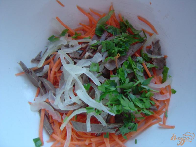 Фото приготовление рецепта: Салат из моркови, сердца и маринованного лука шаг №4