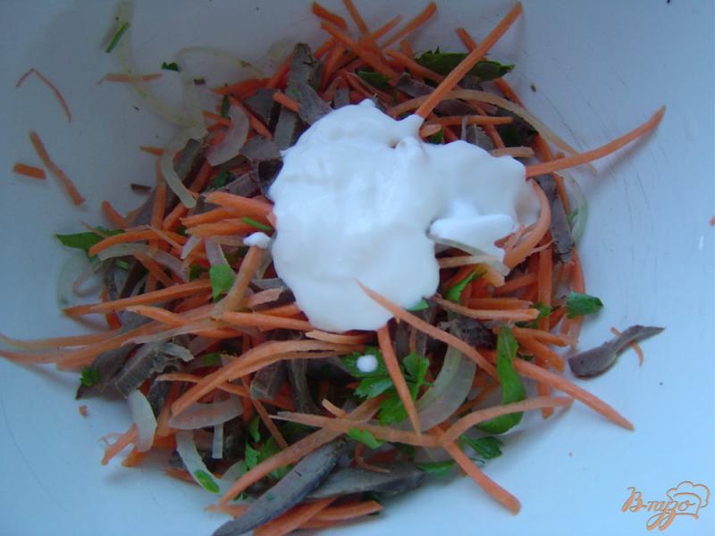 Фото приготовление рецепта: Салат из моркови, сердца и маринованного лука шаг №5