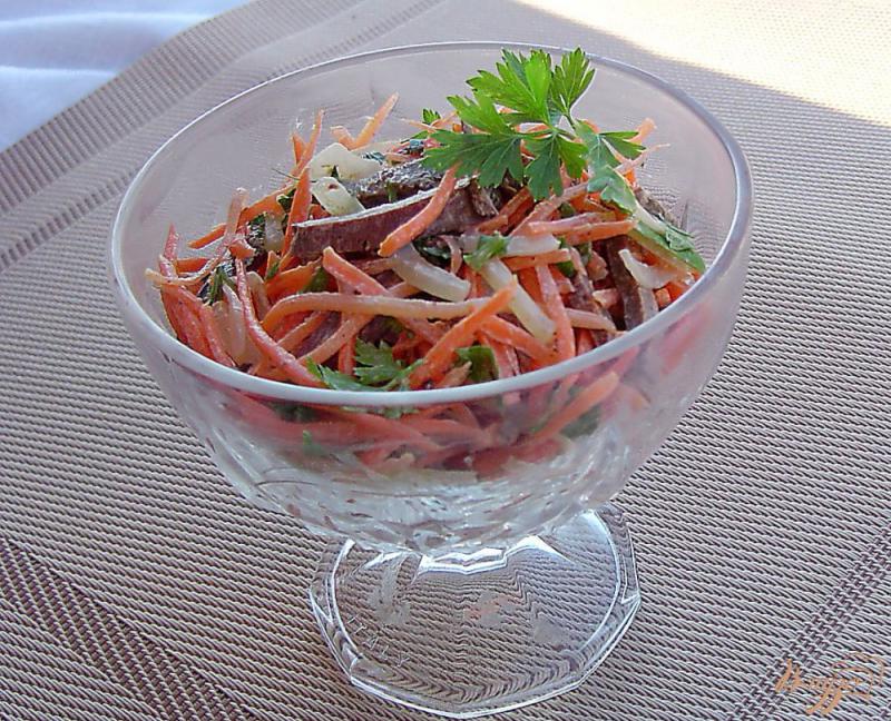 Фото приготовление рецепта: Салат из моркови, сердца и маринованного лука шаг №6