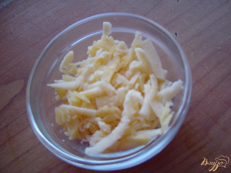 Фото приготовление рецепта: Салат с помидором,фасолью,сыром и колбасой шаг №2