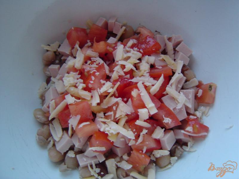 Фото приготовление рецепта: Салат с помидором,фасолью,сыром и колбасой шаг №4