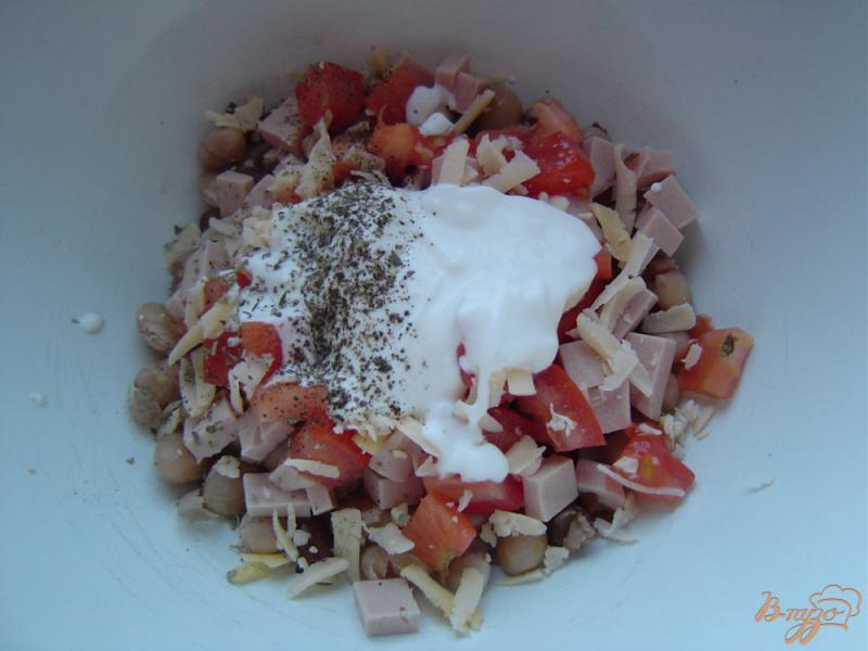Фото приготовление рецепта: Салат с помидором,фасолью,сыром и колбасой шаг №5