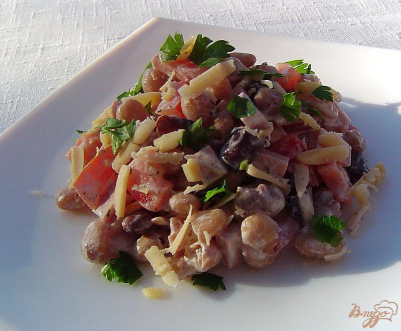 Фото приготовление рецепта: Салат с помидором,фасолью,сыром и колбасой шаг №6
