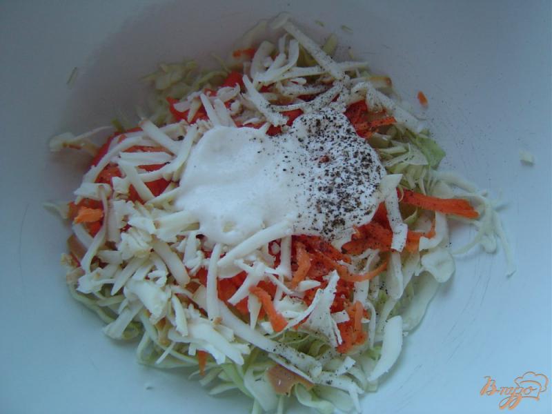 Фото приготовление рецепта: Салат из моркови, капусты и копченого колбасного сыра шаг №4